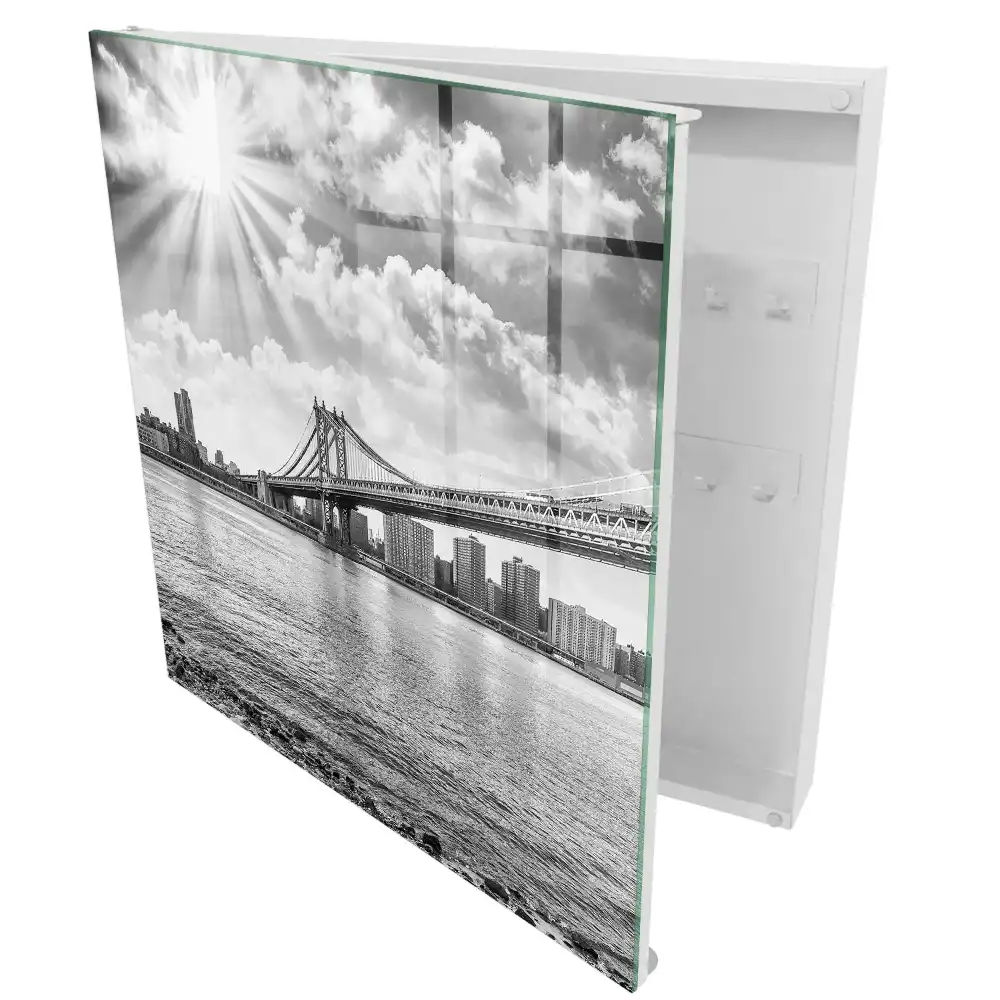 Armoire à clés pont de ville en noir et blanc sous les rayons du soleil