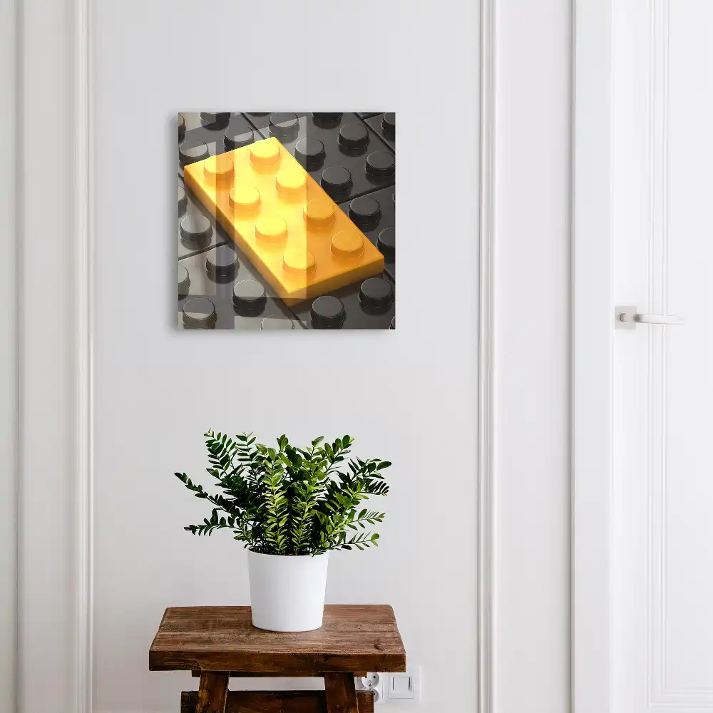 Boîte à clés murale un bloc jaune sur un fond d'éléments noirs
