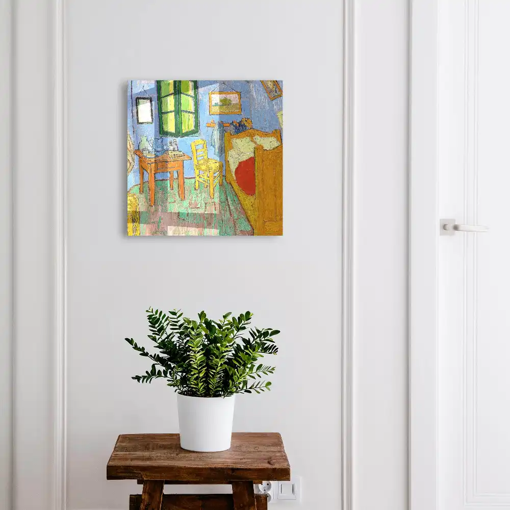 Armoire à clés une chambre avec un lit et des meubles en bois