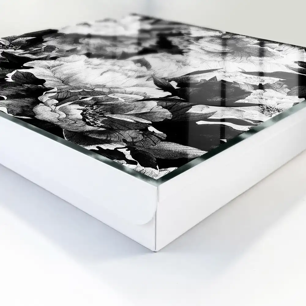Boîte à clés des fleurs dans l'élégance du noir et blanc en harmonie.