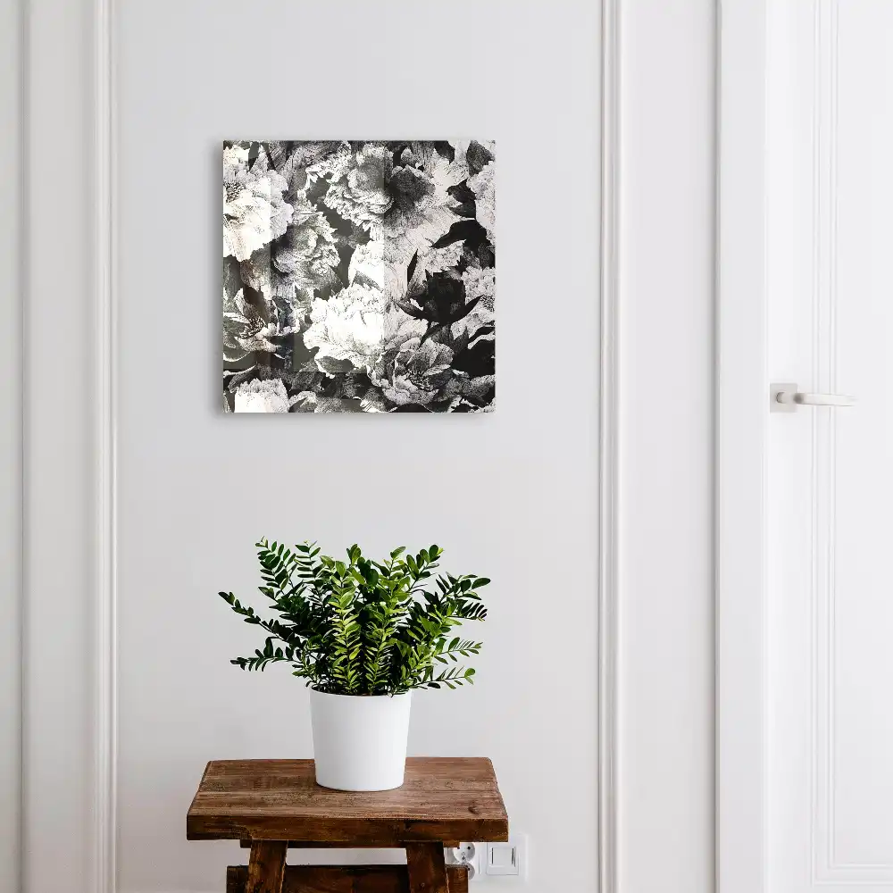 Boîte à clés des fleurs dans l'élégance du noir et blanc en harmonie.