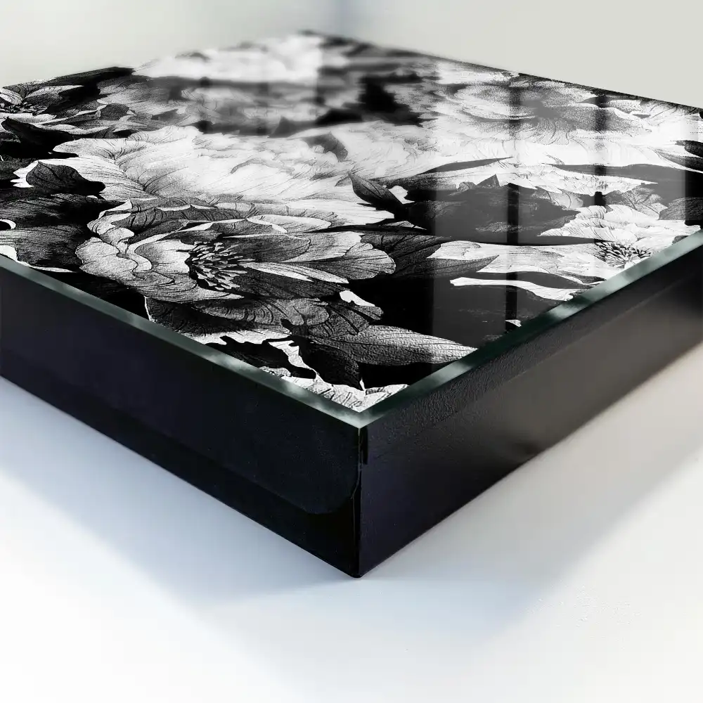 Boîte à clés des fleurs dans l'élégance du noir et blanc en harmonie.