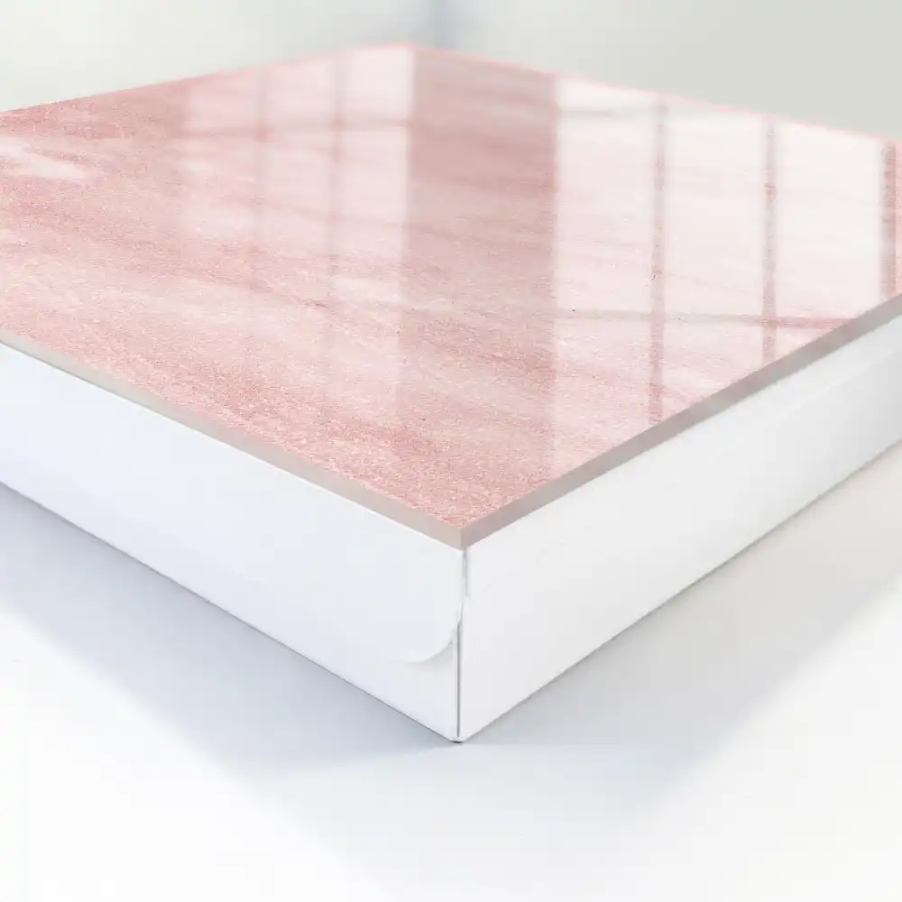 Boîte à clés murale des textures roses subtiles et une élégance raffinée