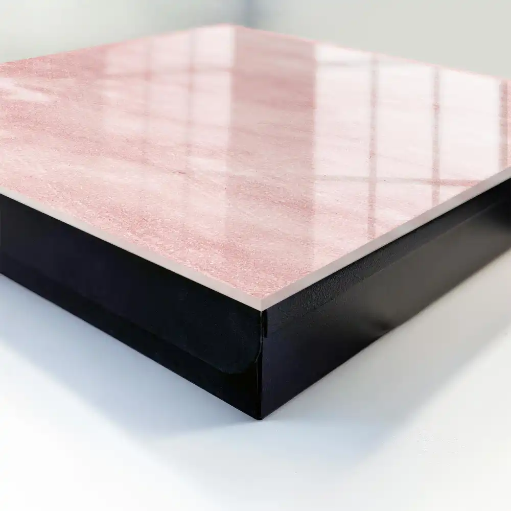Boîte à clés murale des textures roses subtiles et une élégance raffinée