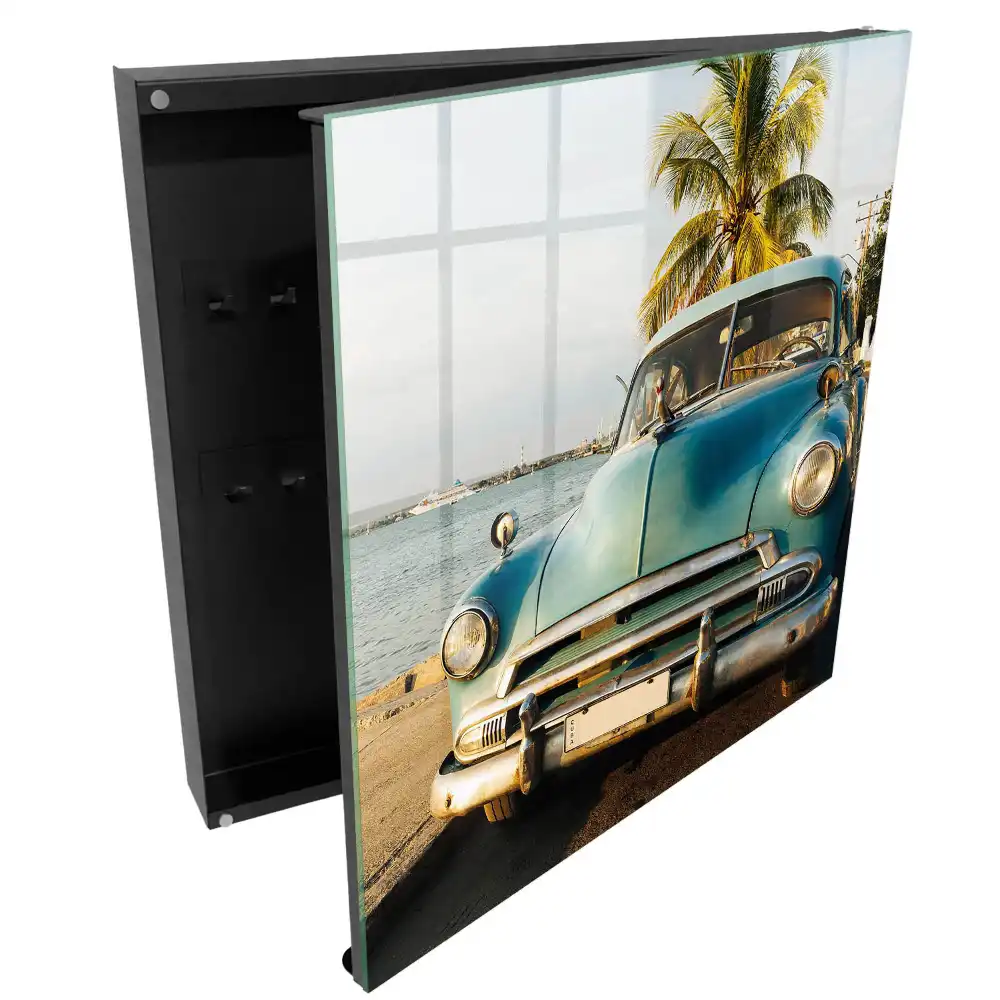 Armoire à clés voiture rétro au bord de la mer et palmier