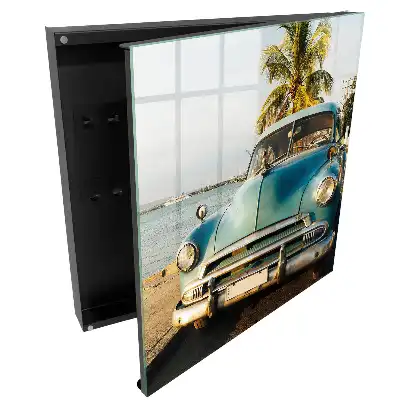 Armoire à clés voiture rétro au bord de la mer et palmier