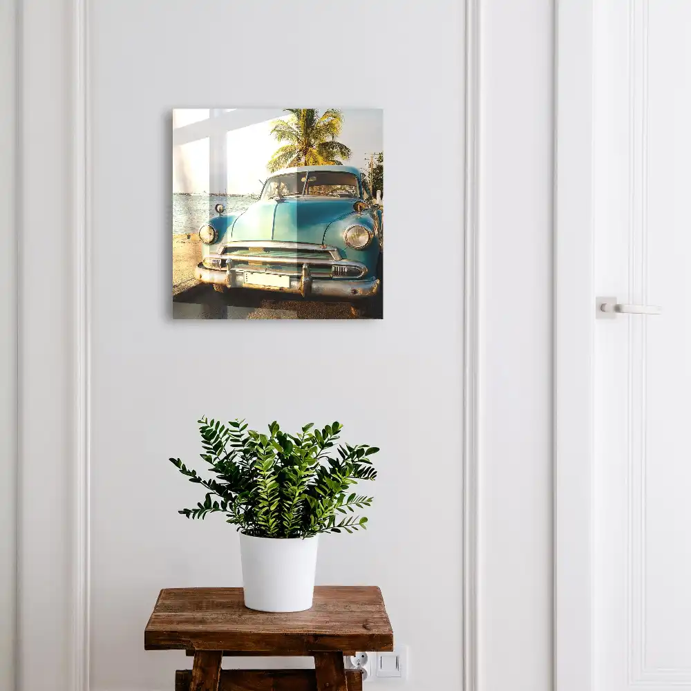 Armoire à clés voiture rétro au bord de la mer et palmier