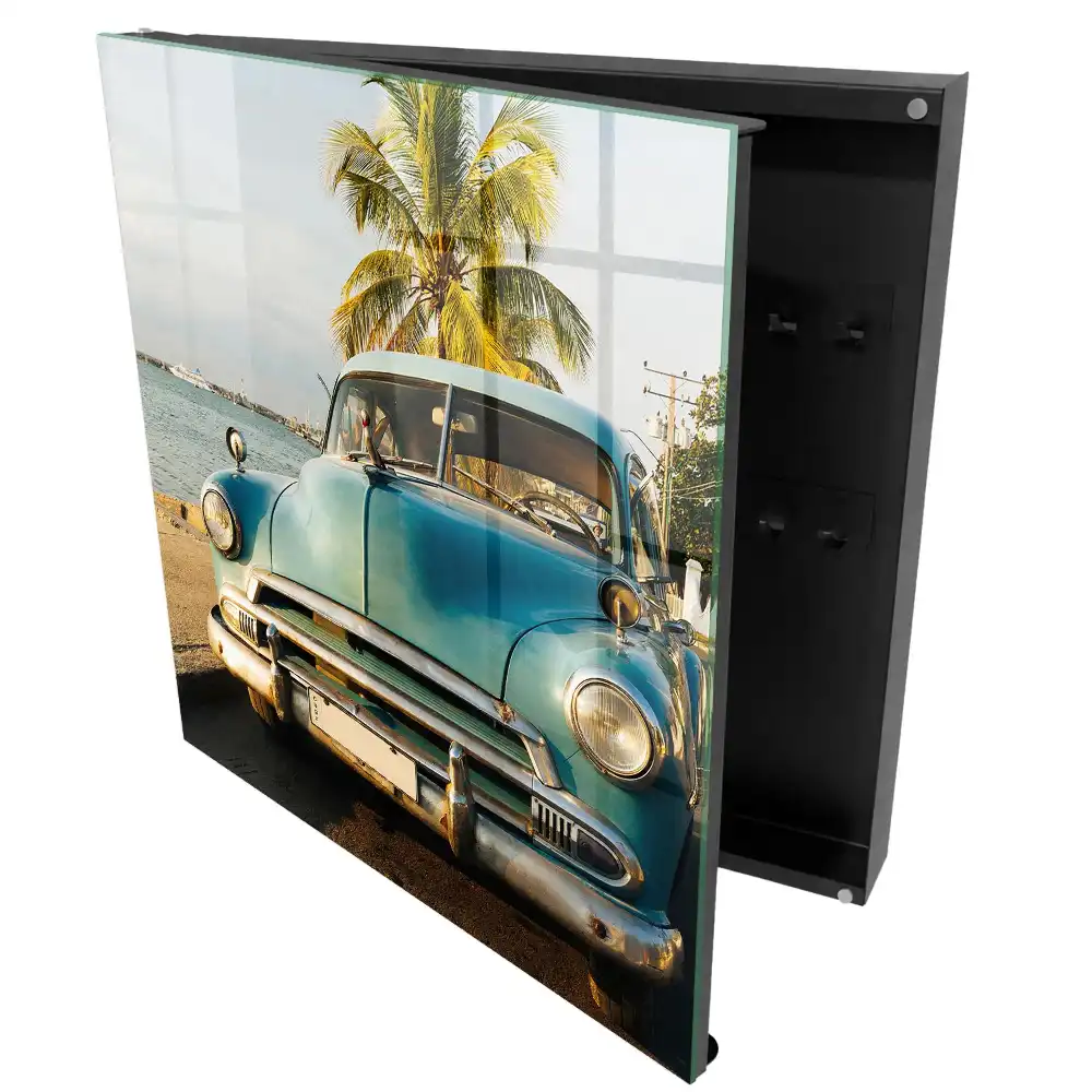 Armoire à clés voiture rétro au bord de la mer et palmier