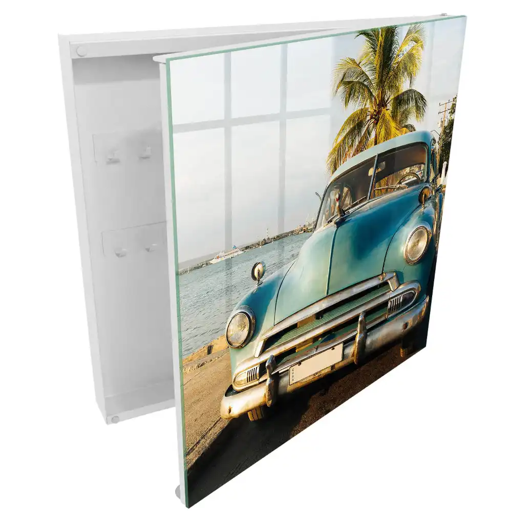 Armoire à clés voiture rétro au bord de la mer et palmier