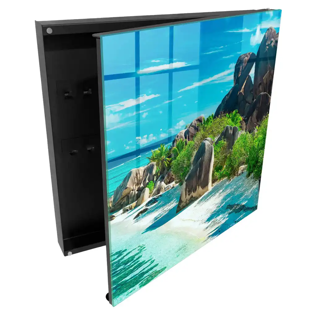 Armoire à clés une plage de rochers entourée d'une végétation luxuriante