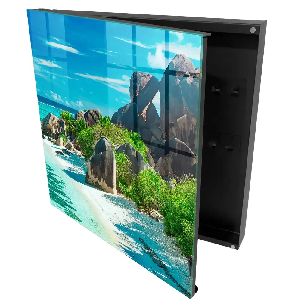 Armoire à clés une plage de rochers entourée d'une végétation luxuriante