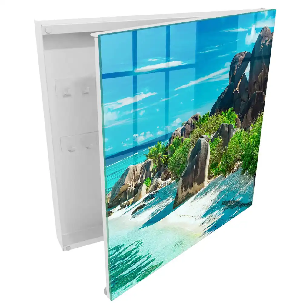 Armoire à clés une plage de rochers entourée d'une végétation luxuriante