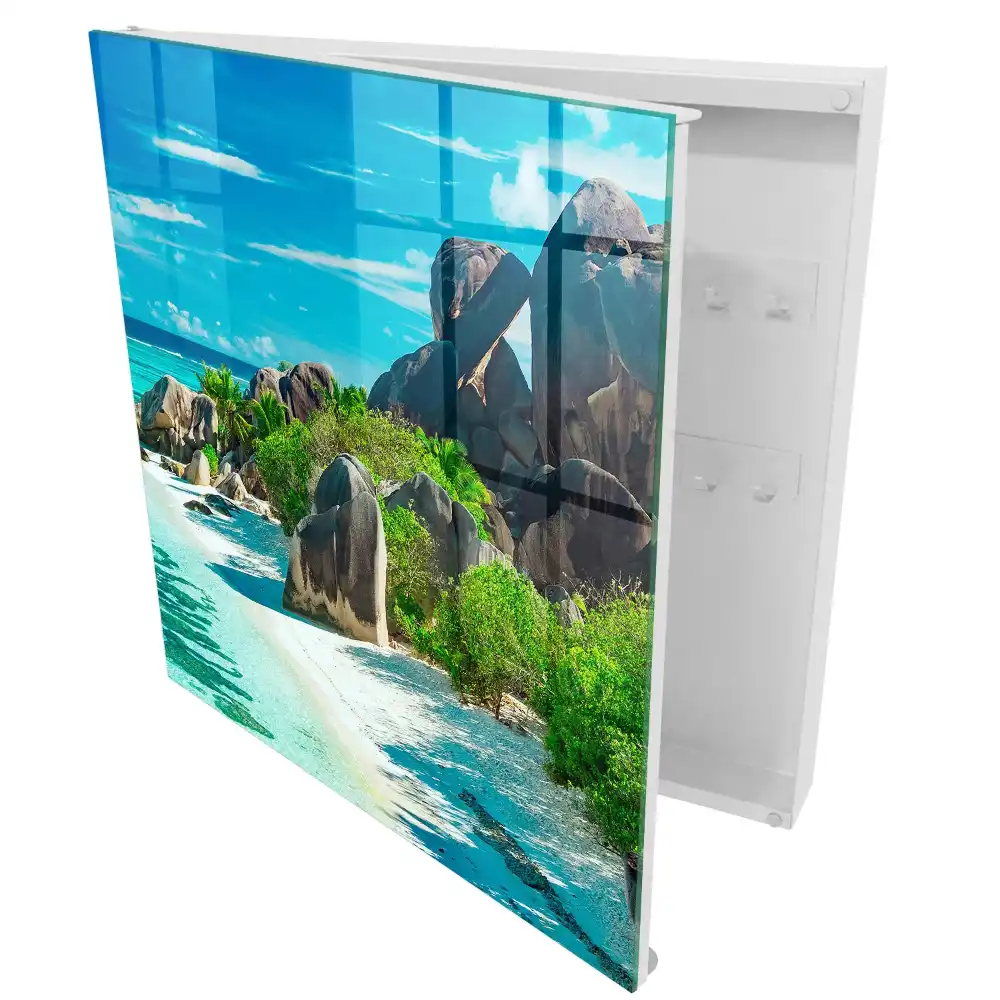 Armoire à clés une plage de rochers entourée d'une végétation luxuriante