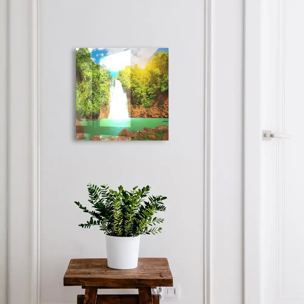 Boîte à clés murale une cascade dans une végétation tropicale luxuriante