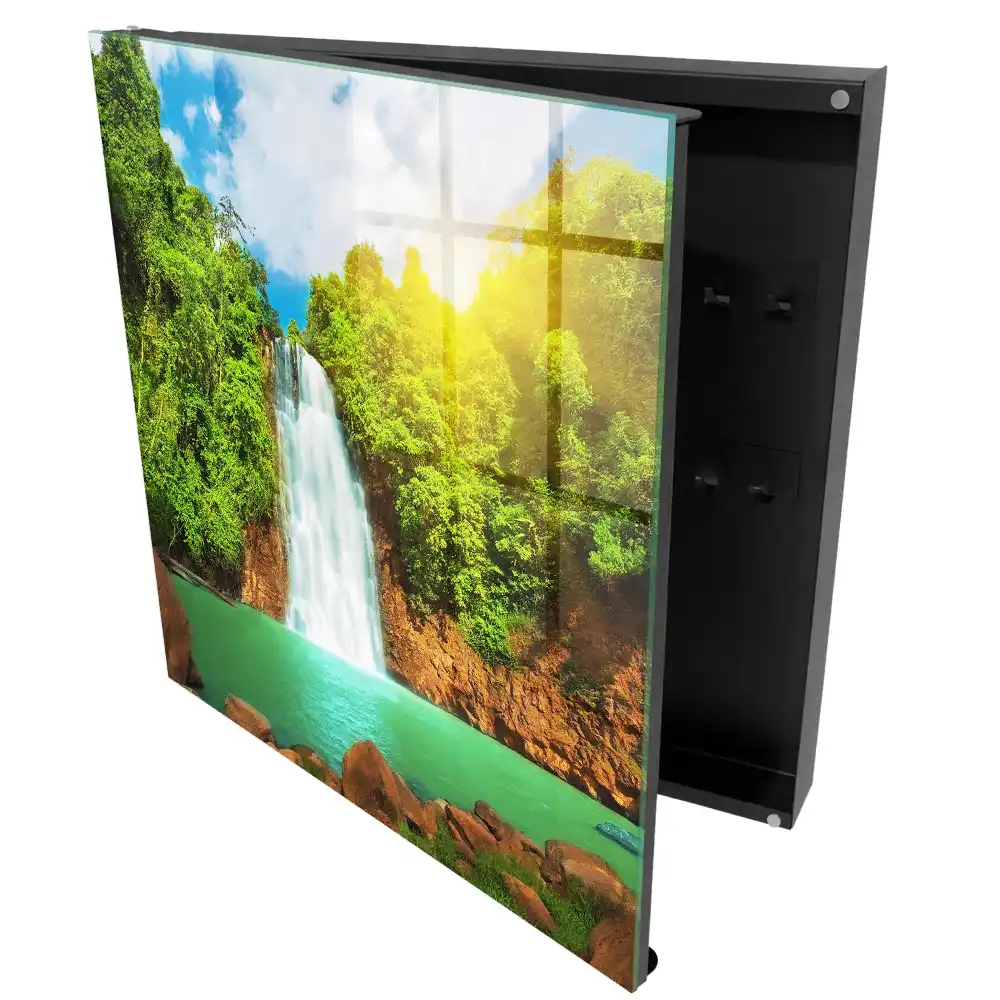 Boîte à clés murale une cascade dans une végétation tropicale luxuriante