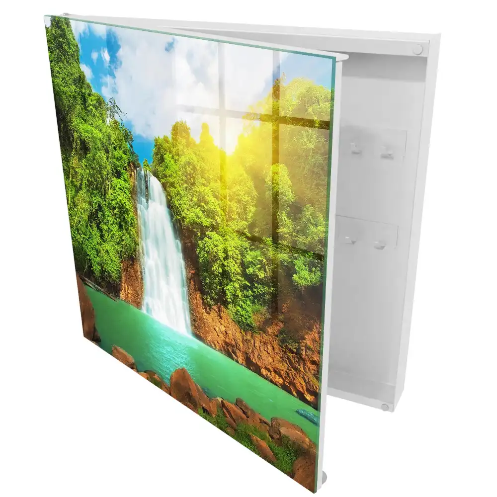 Boîte à clés murale une cascade dans une végétation tropicale luxuriante
