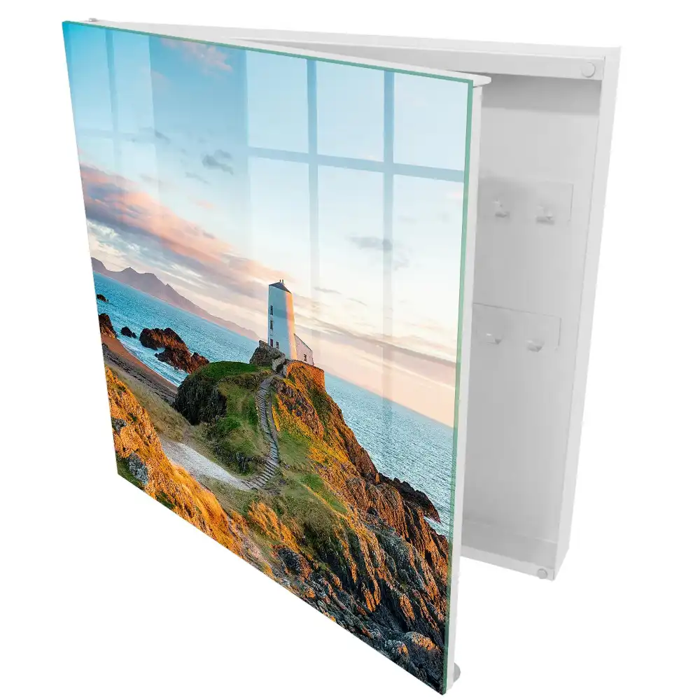 Boîte à clés un phare sur une falaise rocheuse au soleil