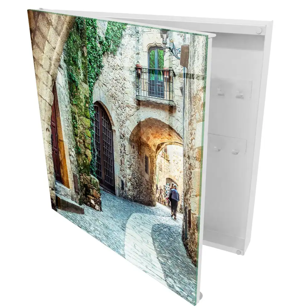 Boîte à clés une rue historique verdoyante de style classique