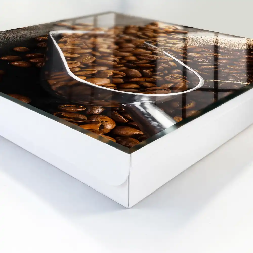 Boîte à clés grains de café bruns dans une louche en métal