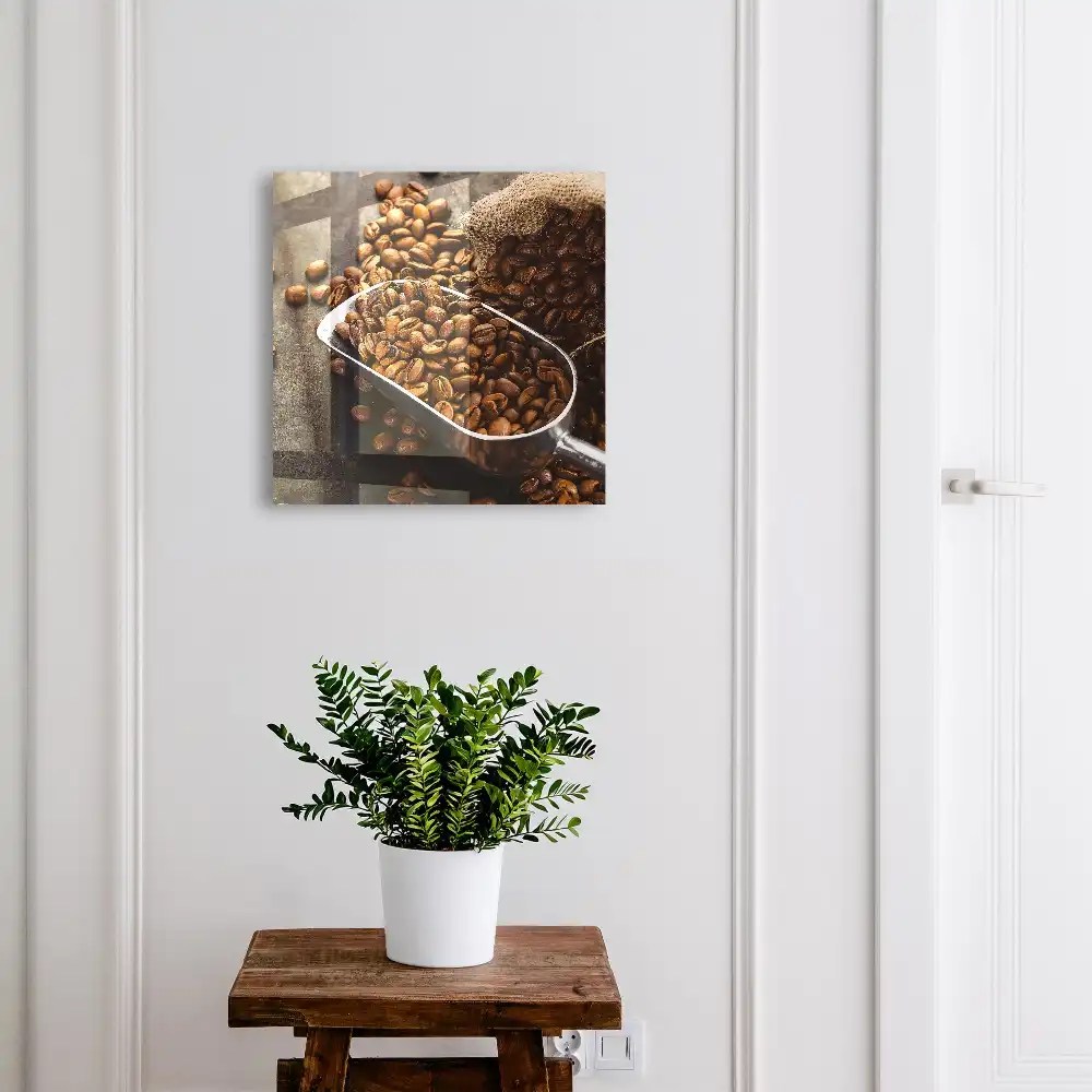 Boîte à clés grains de café bruns dans une louche en métal