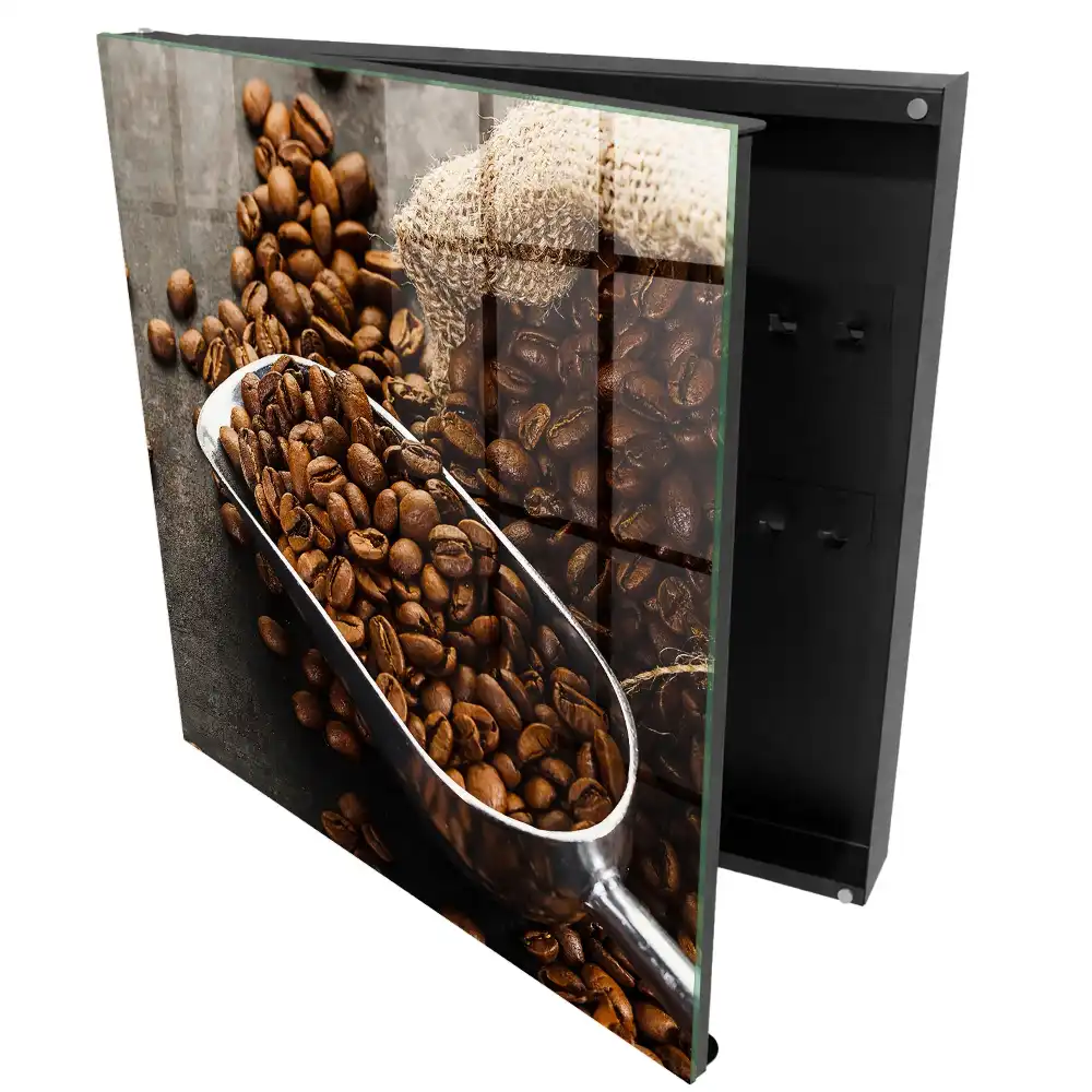 Boîte à clés grains de café bruns dans une louche en métal
