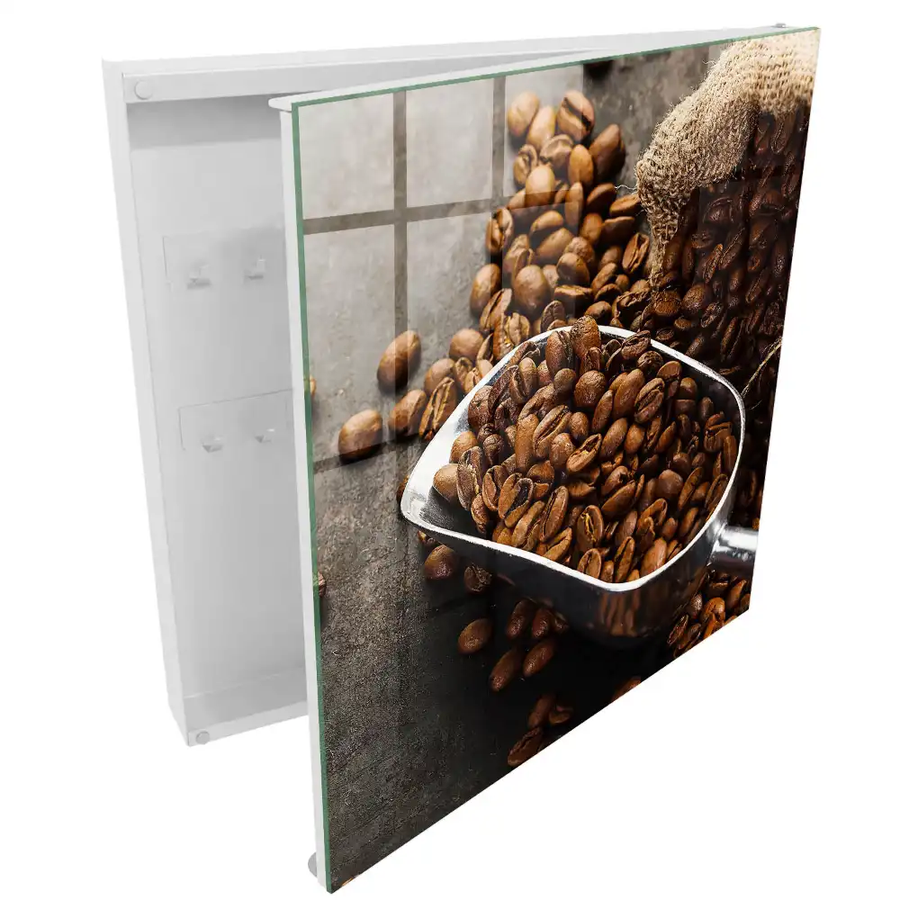Boîte à clés grains de café bruns dans une louche en métal