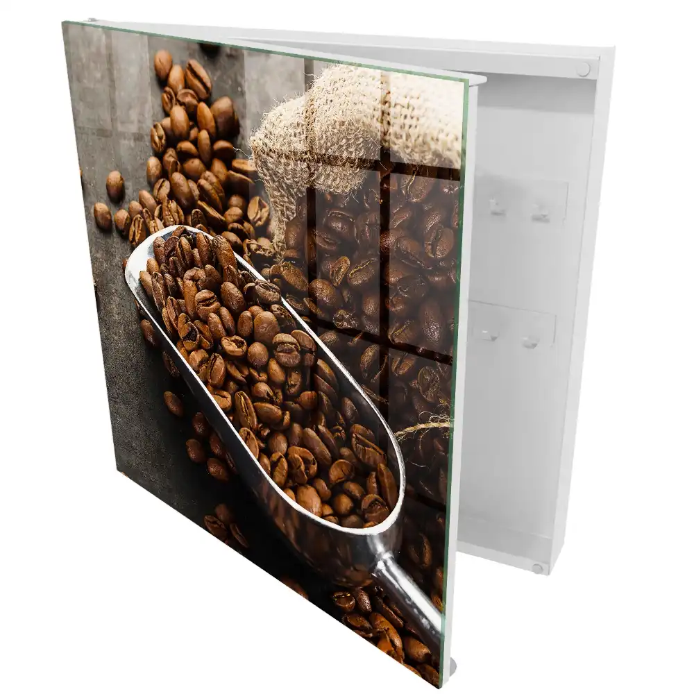 Boîte à clés grains de café bruns dans une louche en métal