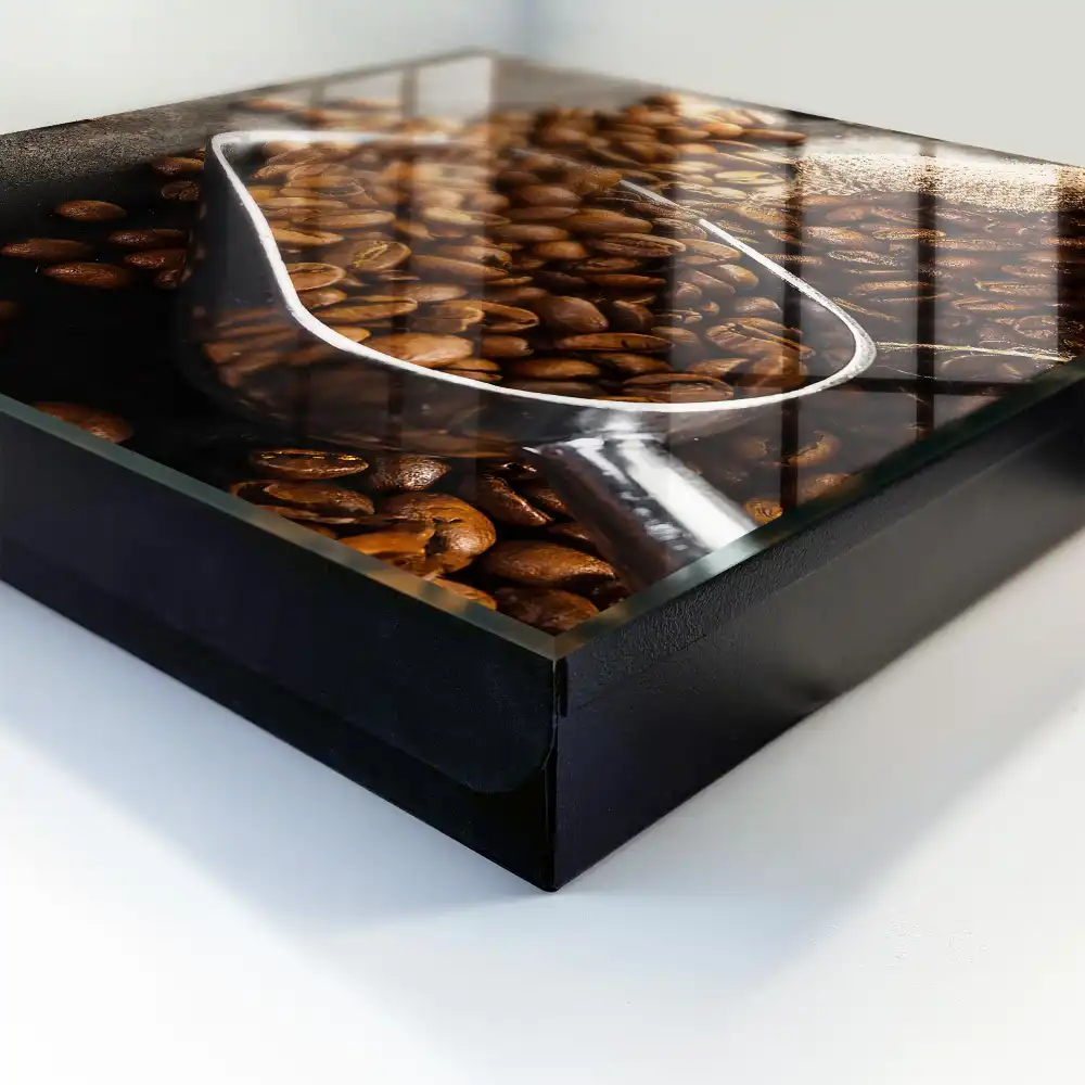 Boîte à clés grains de café bruns dans une louche en métal