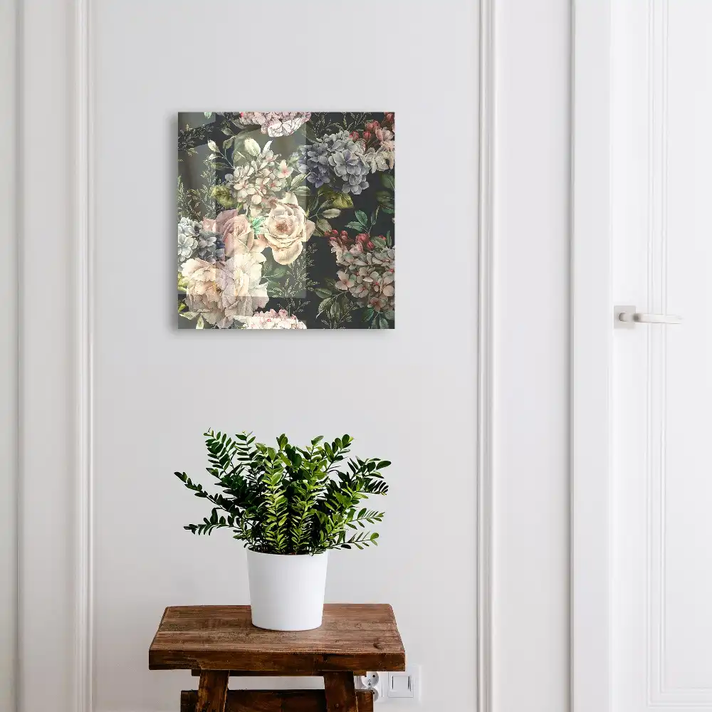 Boîte à clés des fleurs romantiques sur fond sombre