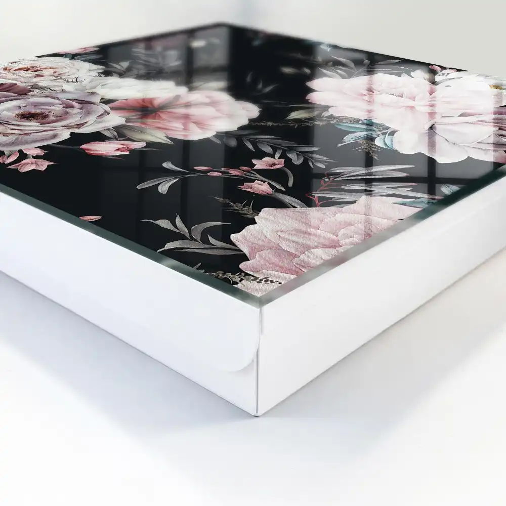Armoire à clés de magnifiques fleurs sur fond sombre