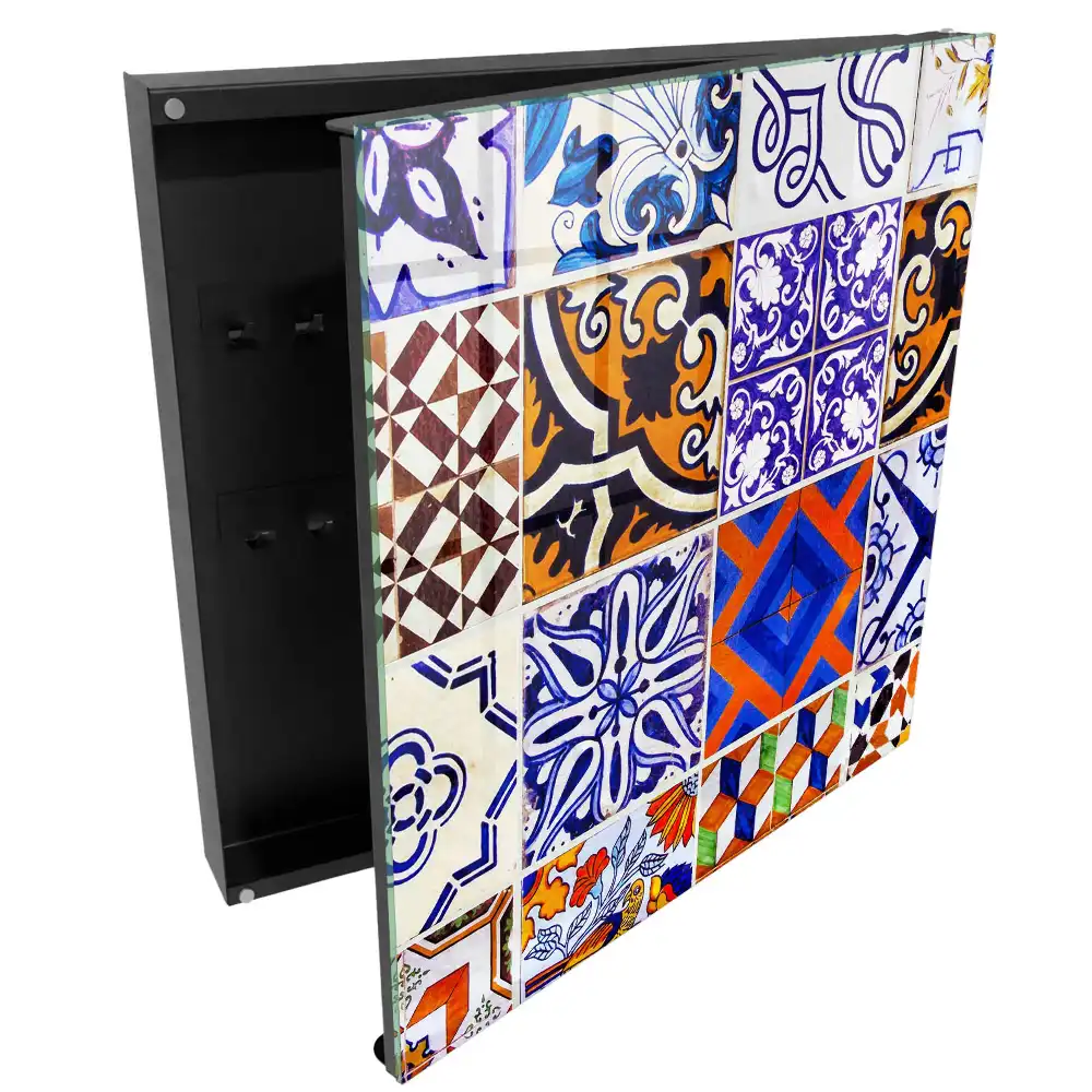 Armoire à clés des motifs colorés inspirés des traditions