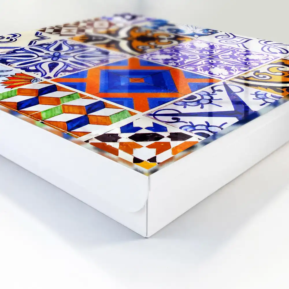 Armoire à clés des motifs colorés inspirés des traditions