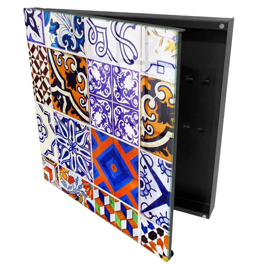 Armoire à clés des motifs colorés inspirés des traditions