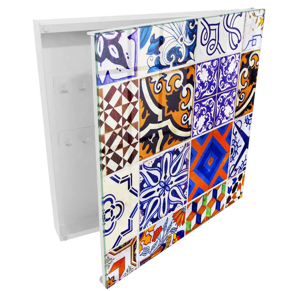 Armoire à clés des motifs colorés inspirés des traditions