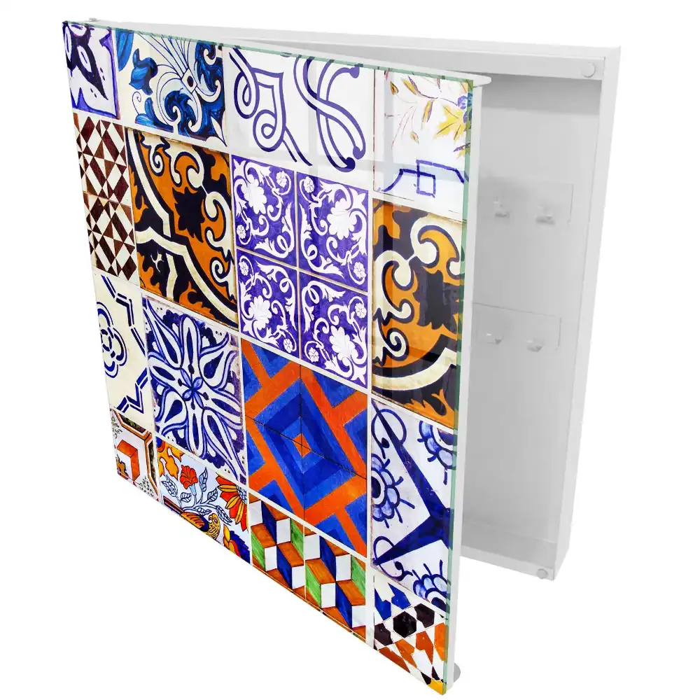 Armoire à clés des motifs colorés inspirés des traditions