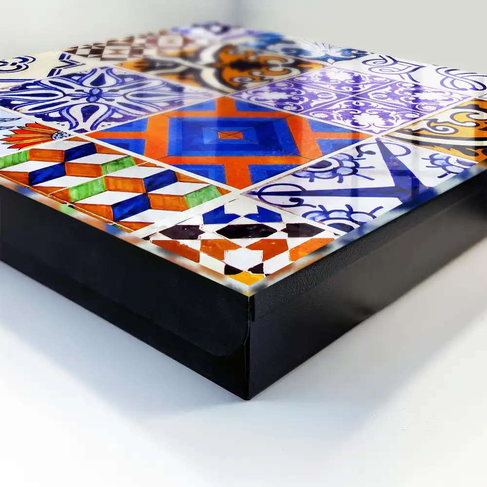 Armoire à clés des motifs colorés inspirés des traditions