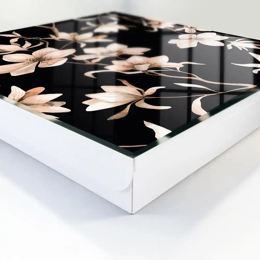 Armoire à clés fleurs sur fond sombre avec des détails subtils