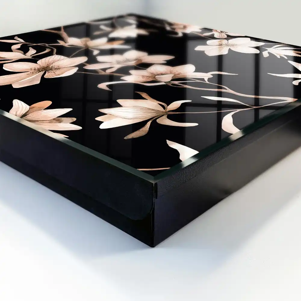 Armoire à clés fleurs sur fond sombre avec des détails subtils