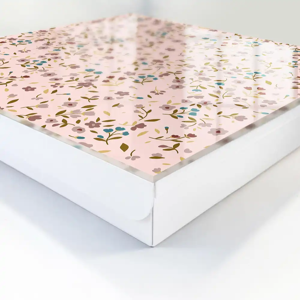 Boîte à clés des fleurs pastel sur un fond clair qui donnent de la légèreté