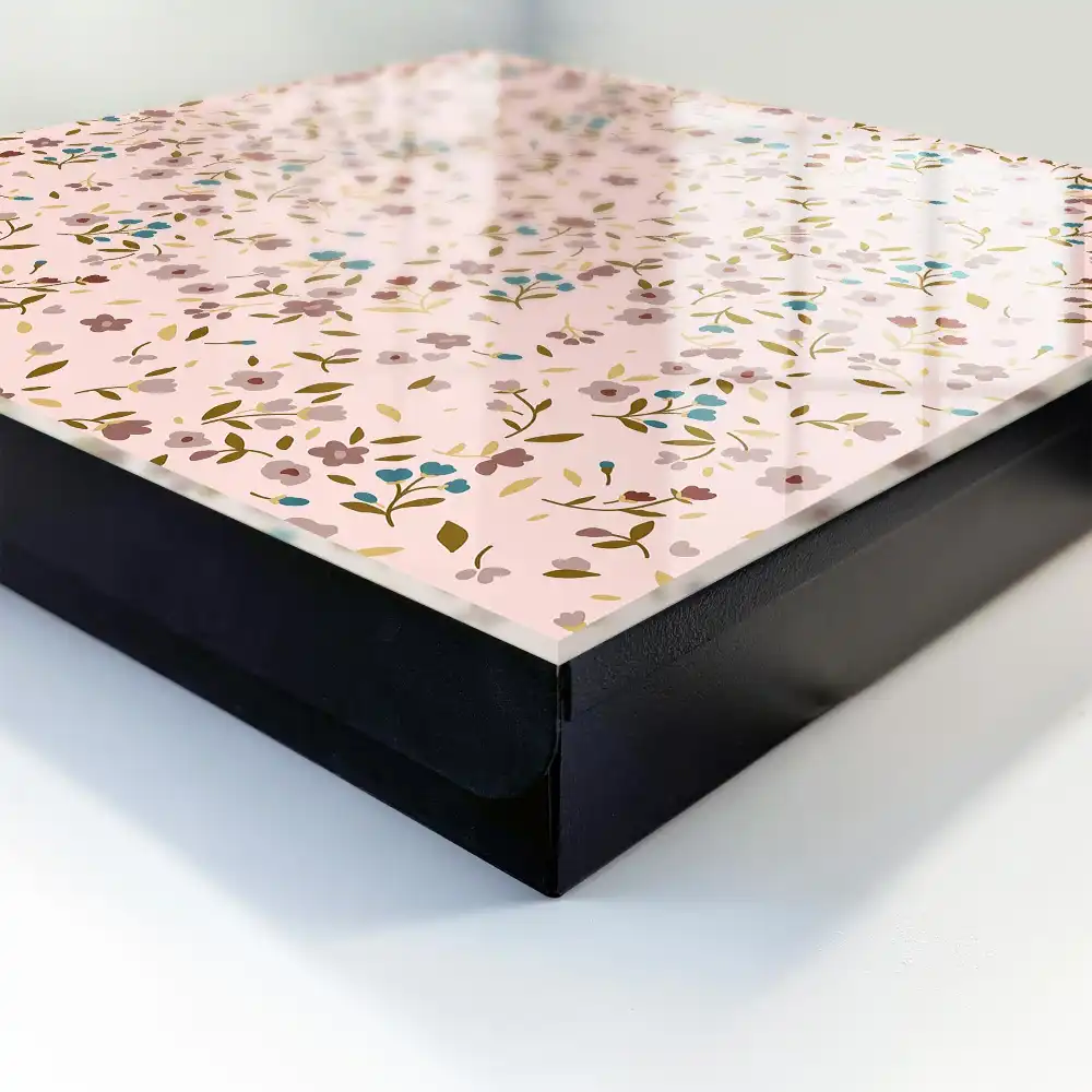 Boîte à clés des fleurs pastel sur un fond clair qui donnent de la légèreté