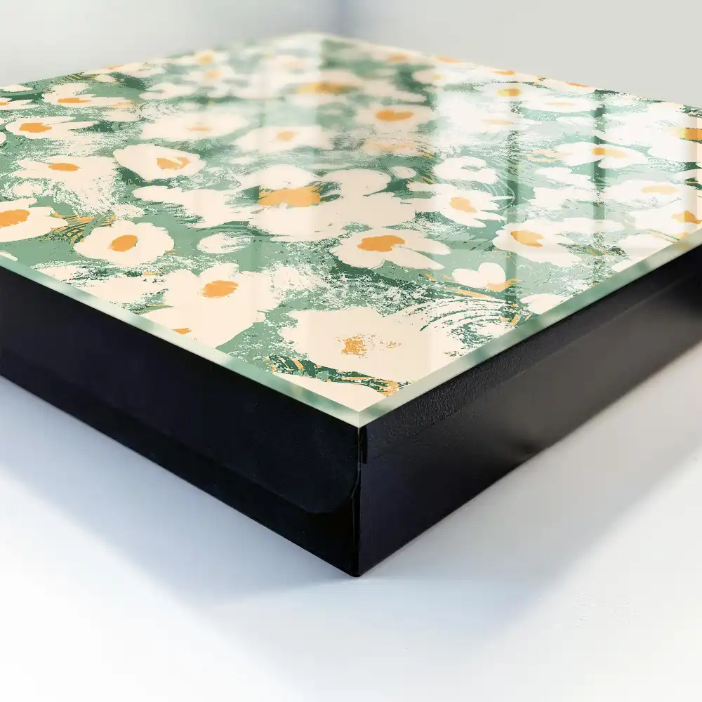 Boîte à clés fleurs sur fond vert dans un style bohème