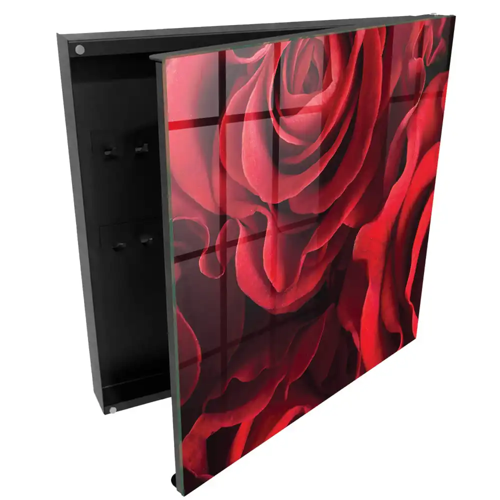 Armoire à clés des roses rouges intenses égayent l'intérieur