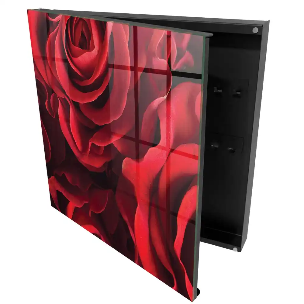 Armoire à clés des roses rouges intenses égayent l'intérieur