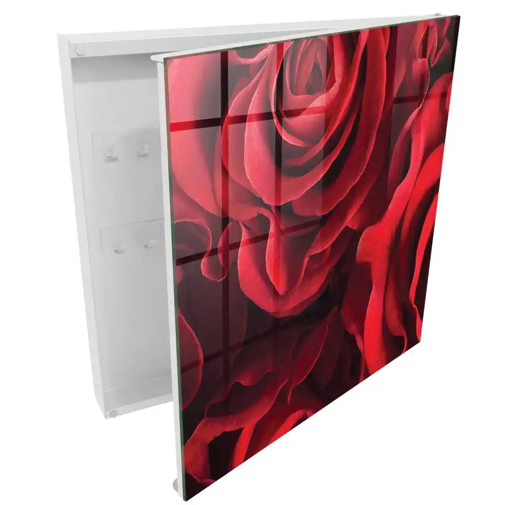 Armoire à clés des roses rouges intenses égayent l'intérieur