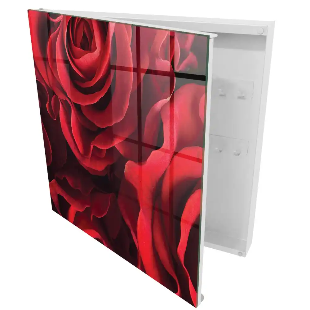 Armoire à clés des roses rouges intenses égayent l'intérieur