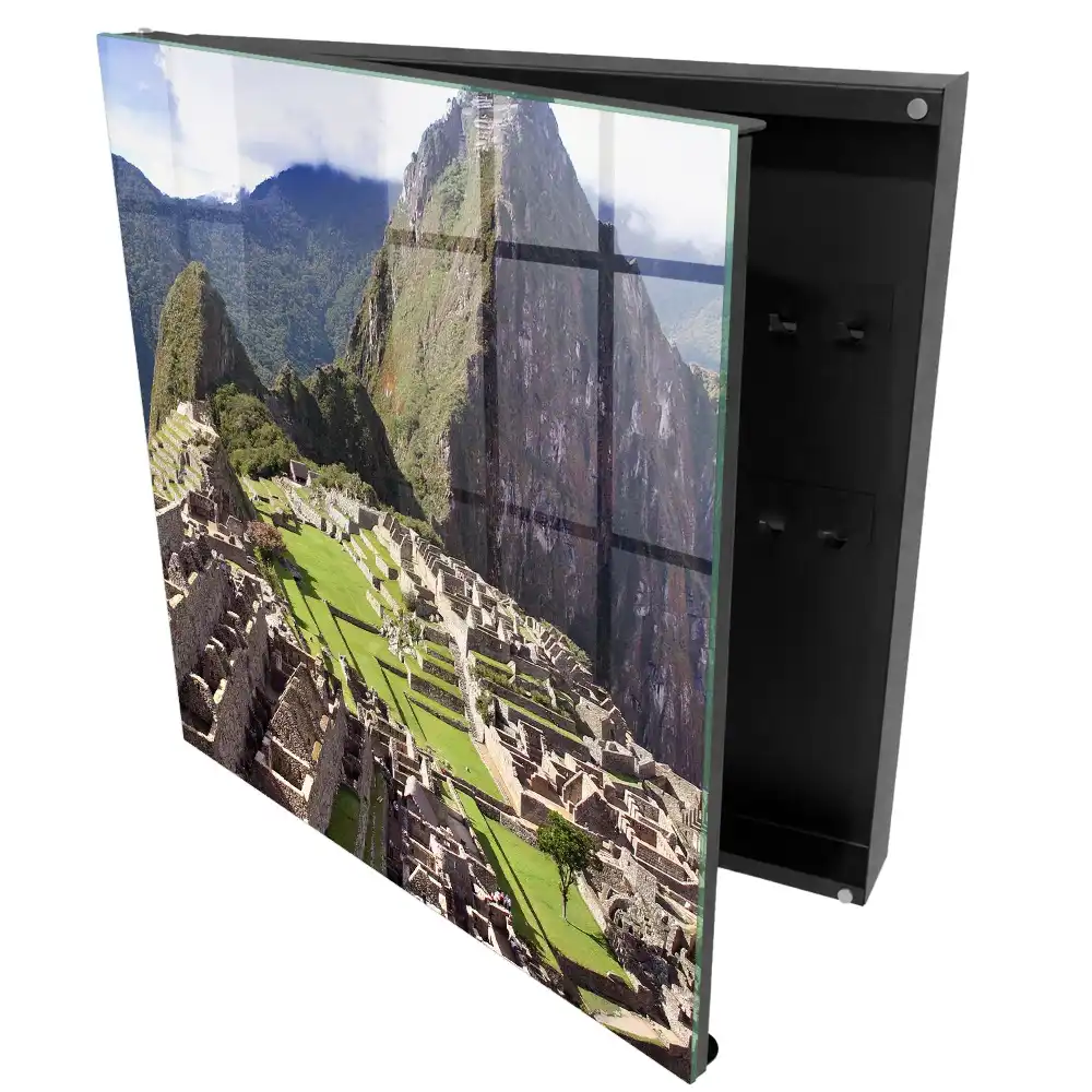 Armoire à clés montagnes majestueuses et bâtiments en pierre