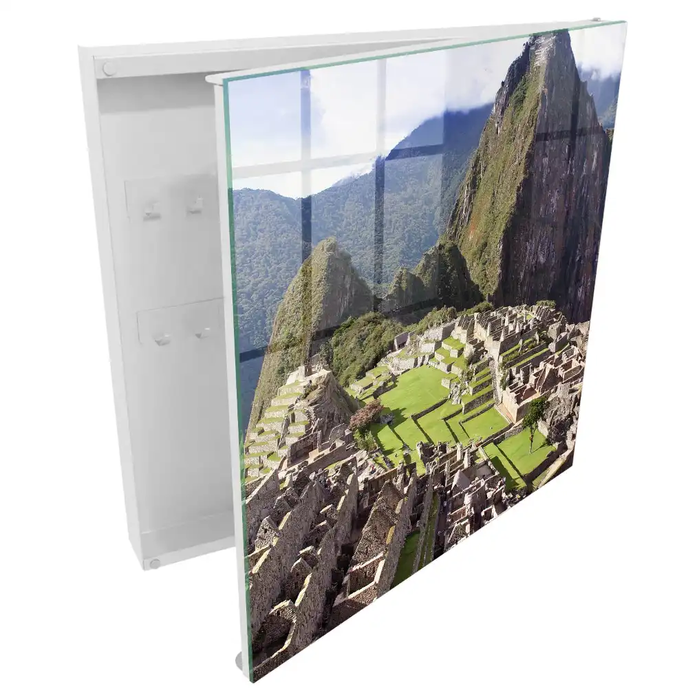 Armoire à clés montagnes majestueuses et bâtiments en pierre