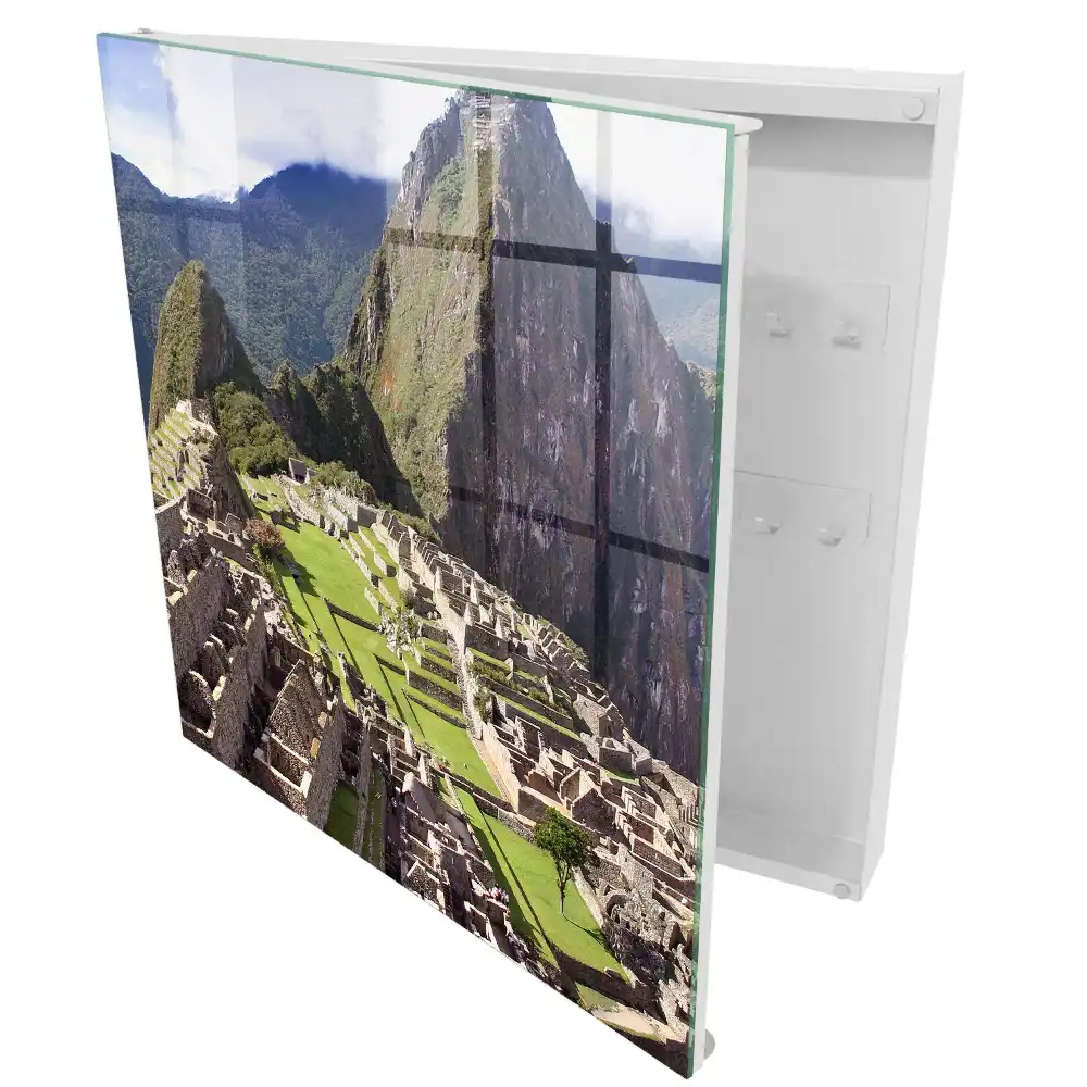 Armoire à clés montagnes majestueuses et bâtiments en pierre