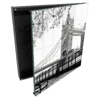 Armoire à clés un pont gothique entouré par la nature