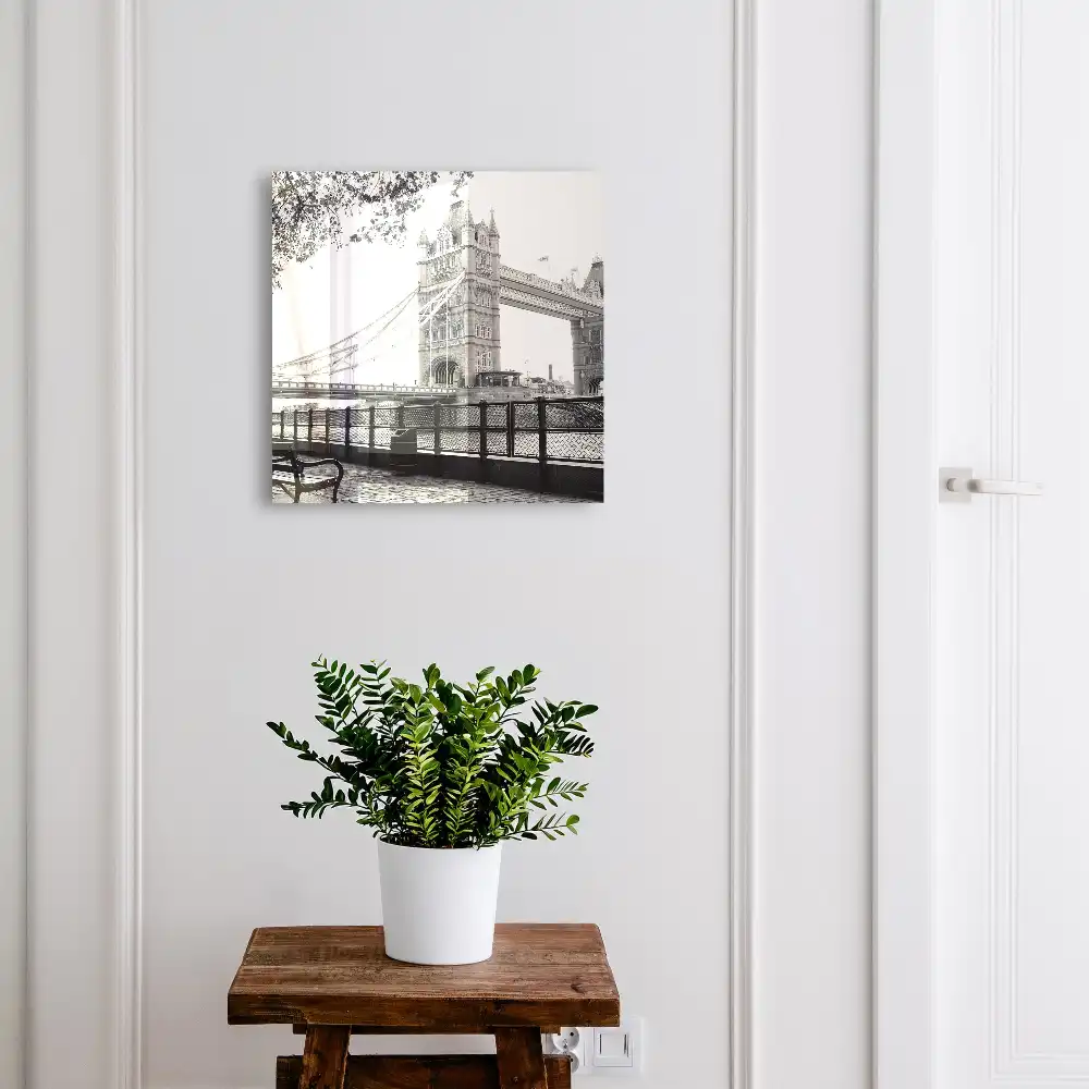 Armoire à clés un pont gothique entouré par la nature